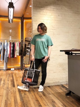 「アイテム（ポーチ、オレンジ系）」を使った、吉川修平さん（メンズ・175cm）の春コーディネート