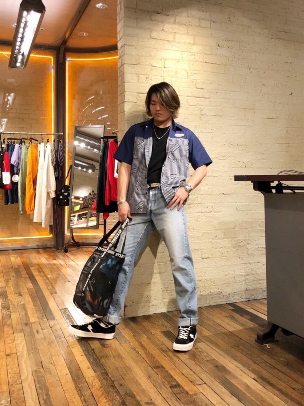 「スニーカー、デニム、カジュアル、Tシャツ、ストリート、Hysteric Glamour、半袖シャツ、ヒステリックグラマー、90'sスタイル、夏フェス」｜「HYSTERIC GLAMOURのAWSR 2WAYポーチ（ポーチ、オレンジ系）」を使った、吉川修平さん（メンズ・175cm）の夏コーディネートの1枚目の写真
