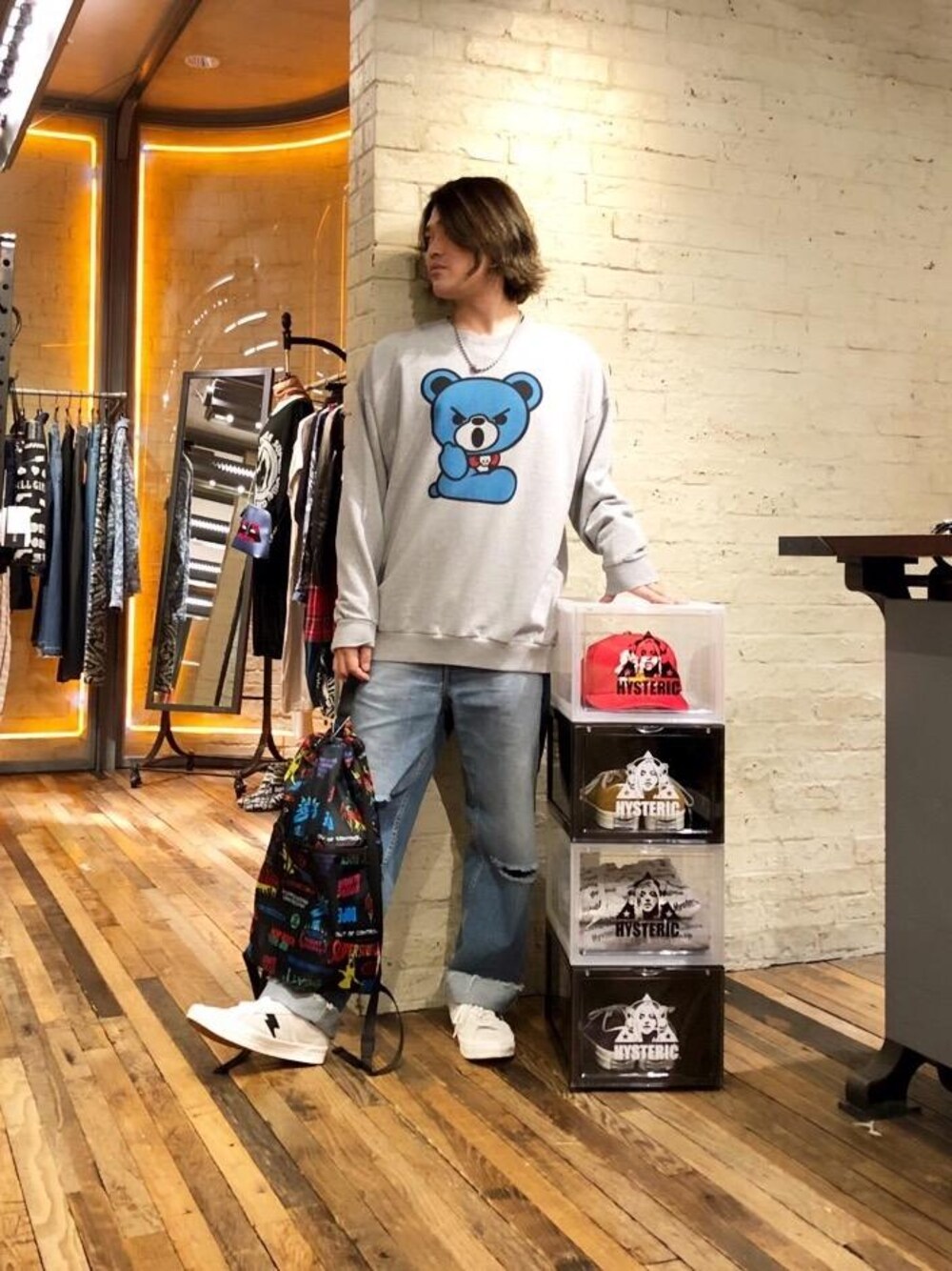 「スニーカー、Tシャツ、ストリート、ロンT、Hysteric Glamour、ラフ、ヒステリックグラマー、90'sスタイル」｜「HYSTERIC GLAMOURのCLASSIC ローカットスニーカー（スニーカー、ホワイト系）」を使った、吉川修平さん（メンズ・175cm）の秋コーディネートの1枚目の写真