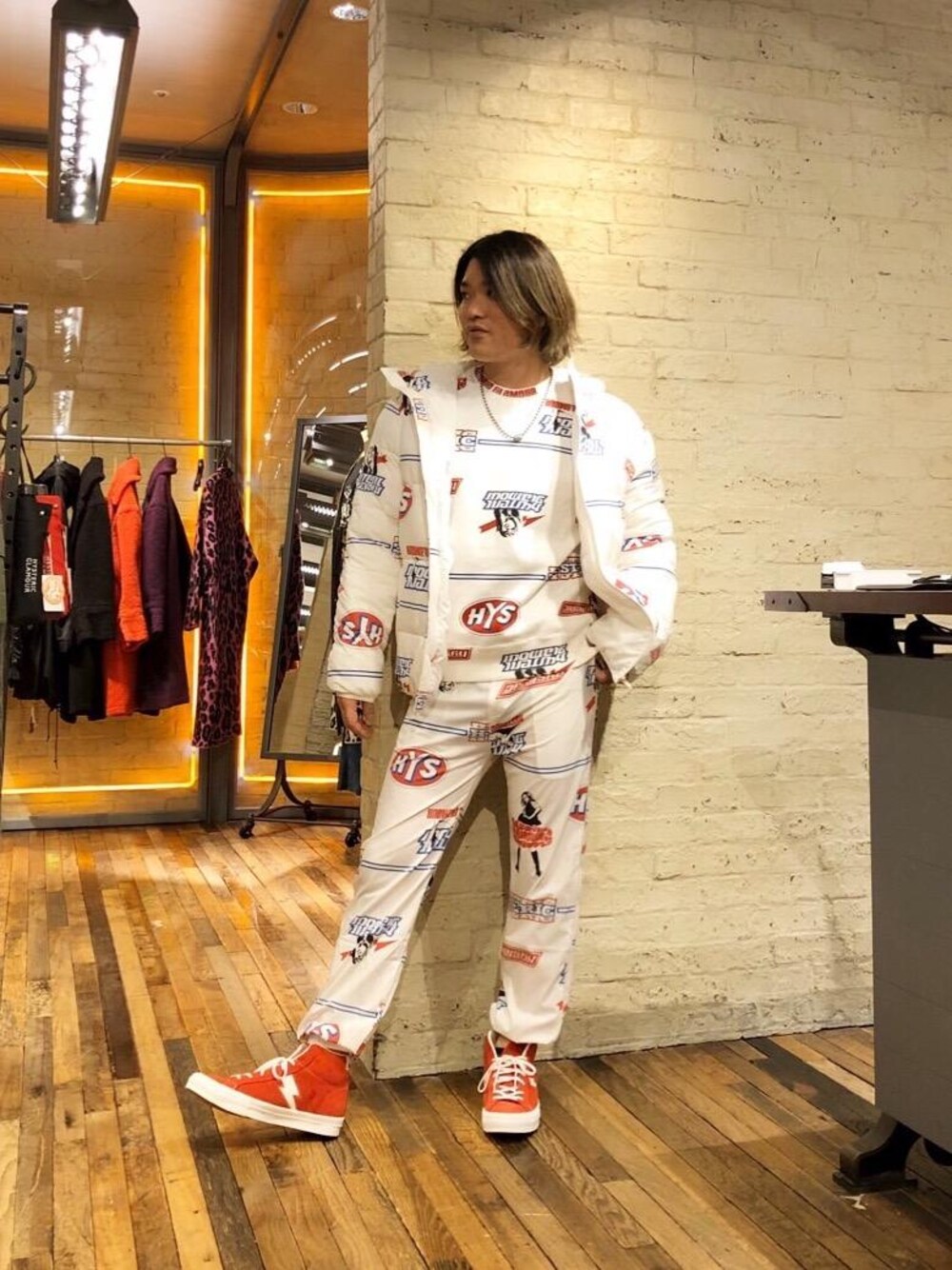「スウェット、セットアップ、Tシャツ、冬コーデ、Hysteric Glamour、ヒステリックグラマー、90'Sコーデ、70'sコーデ」｜「HYSTERIC GLAMOURのHYS LOGO pt SET Tシャツ（Tシャツ/カットソー、ホワイト系）」を使った、吉川修平さん（メンズ・175cm）の秋コーディネートの1枚目の写真