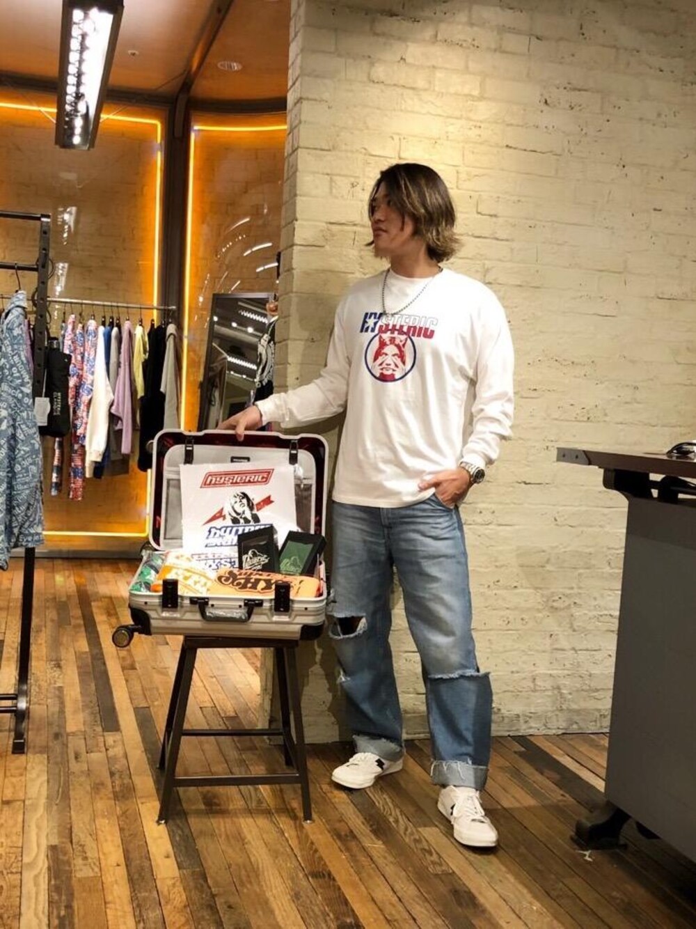 「スウェット、デニム、Tシャツ、ロンT、Hysteric Glamour、フレアパンツ、ヒステリックグラマー、ストリートコーデ、90'Sコーデ」｜「HYSTERIC GLAMOURのELECTRIC LADY BOXER BRIEF（ボクサーパンツ、ブラック系）」を使った、吉川修平さん（メンズ・175cm）の秋コーディネートの1枚目の写真