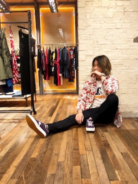 「アイテム（カバーオール、レッド系）」を使った、吉川修平さん（メンズ・175cm）の春コーディネート