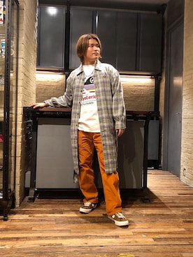 「70'sコーデ」｜「アイテム（シャツワンピース）」を使った、吉川修平さん（メンズ・175cm）の秋コーディネート