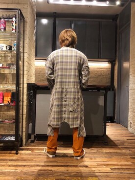「70'sコーデ」｜「アイテム（シャツワンピース）」を使った、吉川修平さん（メンズ・175cm）の秋コーディネート
