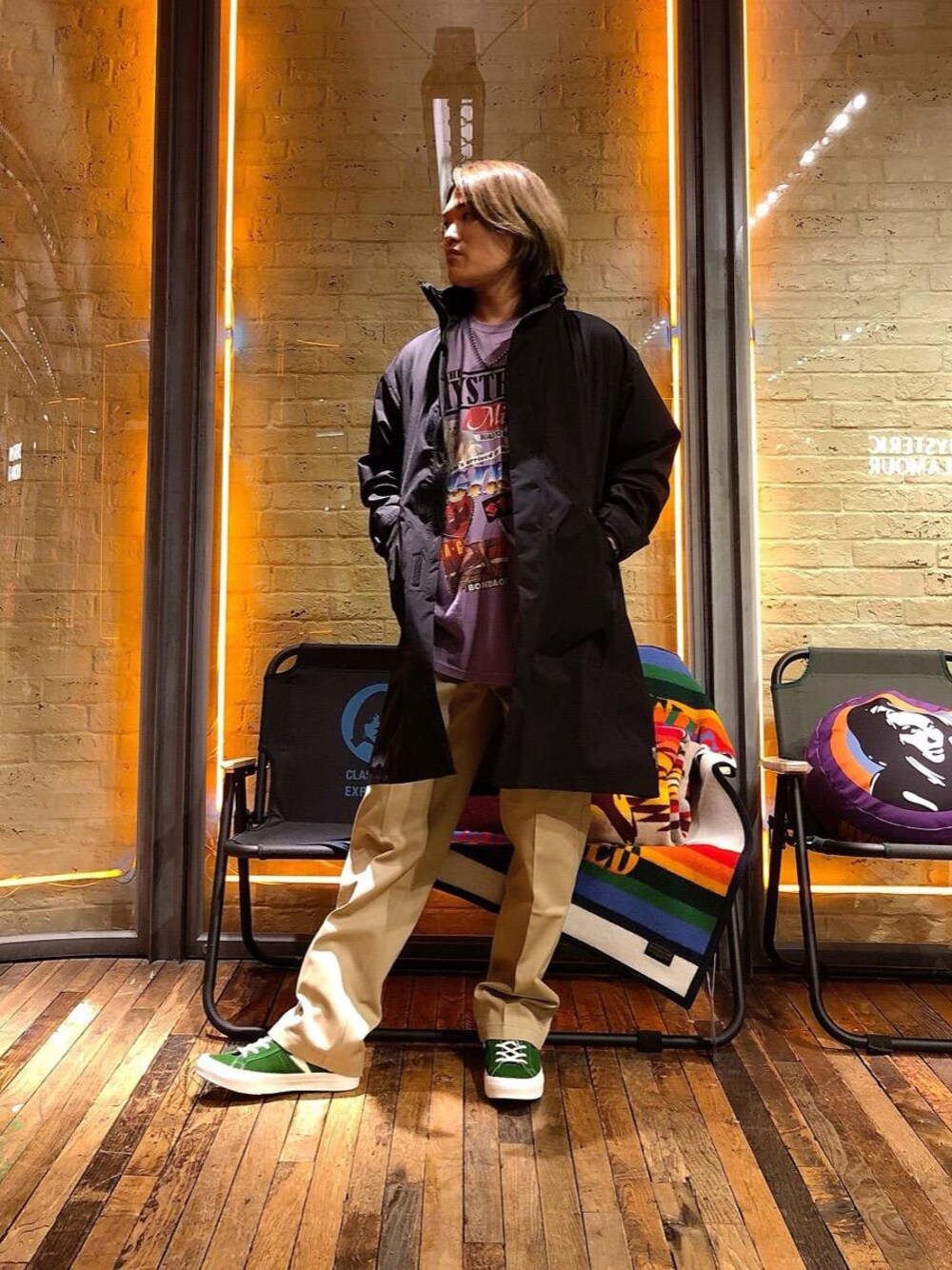 「カジュアルコーデ、ヒステリックグラマー、ストリートコーデ、アメカジコーデ、70'sコーデ、ロンt、hysteric glamour、90'sコーデ」｜「HYSTERIC GLAMOURのHG JOURNEY フォールディングチェア2シーター（家具、ブラック系）」を使った、吉川修平さん（メンズ・175cm）の冬コーディネートの1枚目の写真