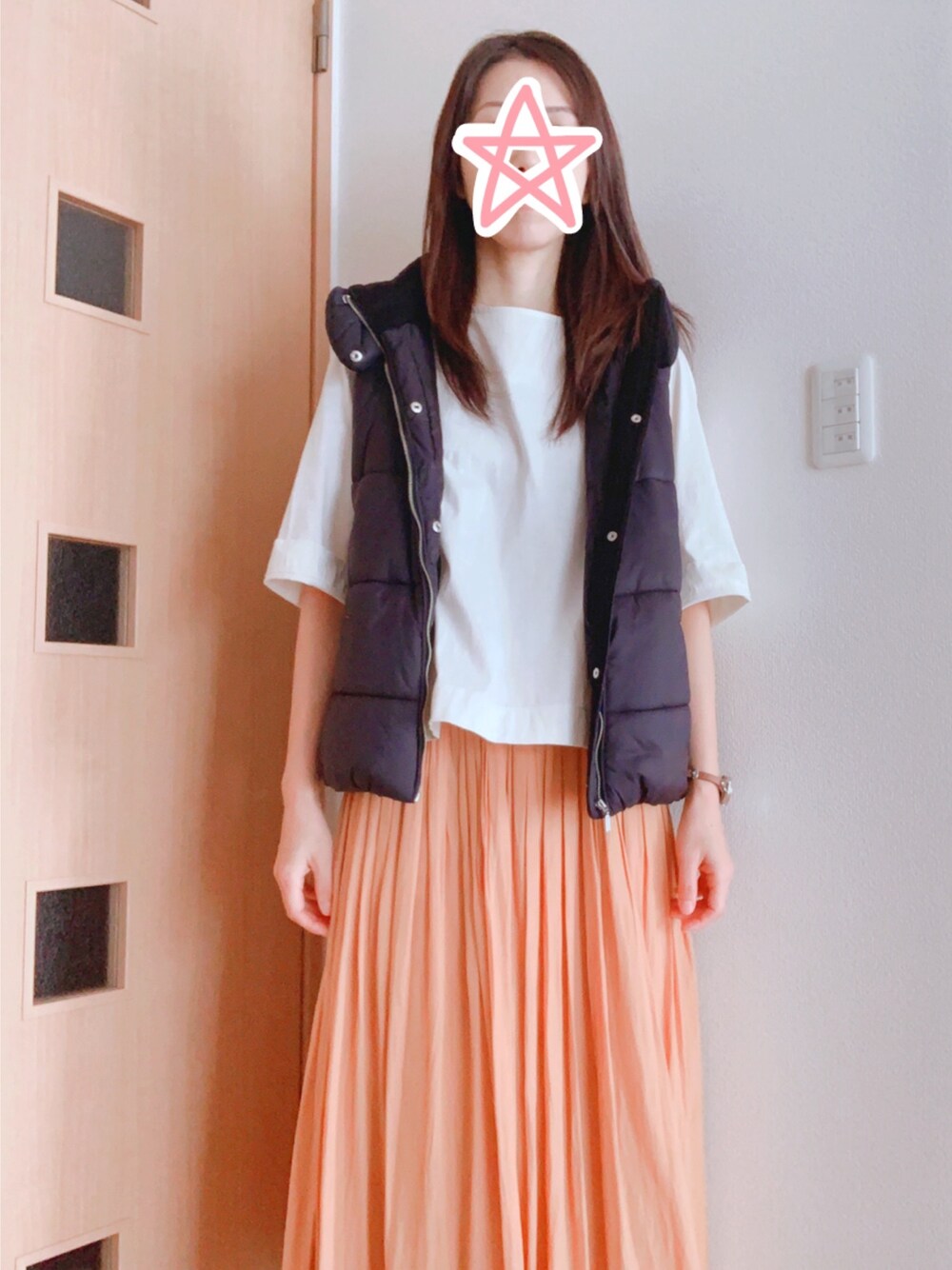 「秋コーデ、大人女子、休日コーデ、大人カジュアル、ロングスカート、ダウンベスト、お洒落さんとつながりたい、アラフォー、アラフォーコーデ」｜「UNIQLOのアイテム（Tシャツ/カットソー、ホワイト系）」を使った、mintomimiさん（レディース・166cm）の秋コーディネートの1枚目の写真