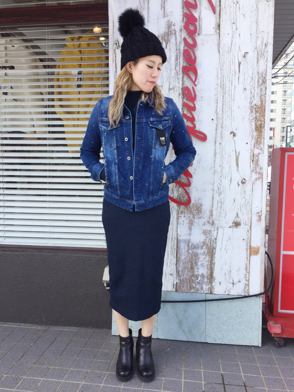 「casual、ワンピース×デニム、デニムジャケット、ジースター・ロゥ(G-STAR RAW)、新作、新作コーデ、2017ss」｜「G-STAR RAWのアイテム（デニムジャケット、ブルー系）」を使った、SHINJUさん（レディース・165cm）の冬コーディネートの1枚目の写真