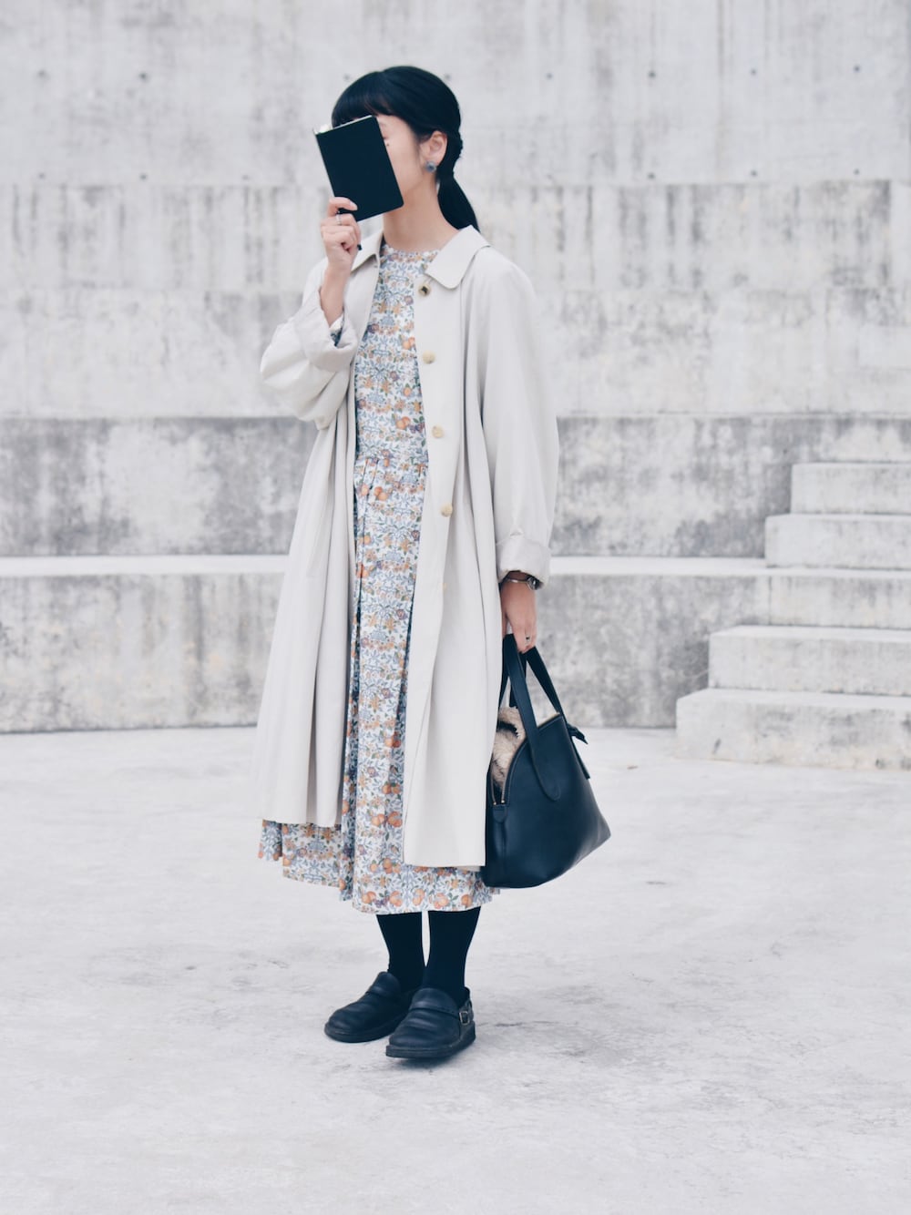 「YAECA、burberry、aurorashoes、リバティ、ワンピース、ベージュ、Lin français d'antan、古着」｜「BURBERRYのアイテム（ジャケット/アウター、ベージュ系）」を使った、まきこさん（レディース・152cm）の冬コーディネートの1枚目の写真