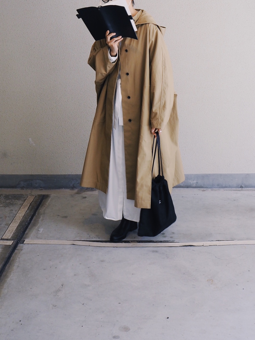 「tenne handcrafted modern、arts & science、THOMBROWNE、レザー、春コーデ、春アウター、シンプル、シンプルコーデ、巾着バッグ、今日のコーデ」｜「tenne handcrafted modernのアイテム（ジャケット/アウター、ベージュ系）」を使った、まきこさん（レディース・152cm）の春コーディネートの1枚目の写真