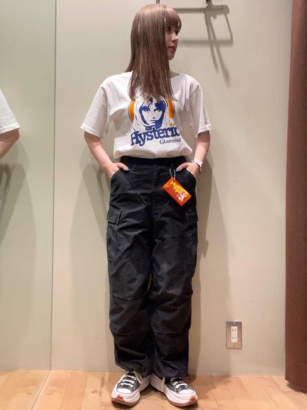 「ヒステリックグラマー、hysteric glamour、夏コーデ、Ｔシャツ」｜「HYSTERIC GLAMOURの6ポケットカーゴパンツ（カーゴパンツ、ブラック系）」を使った、ヵさん（レディース・155cm）の夏コーディネートの1枚目の写真
