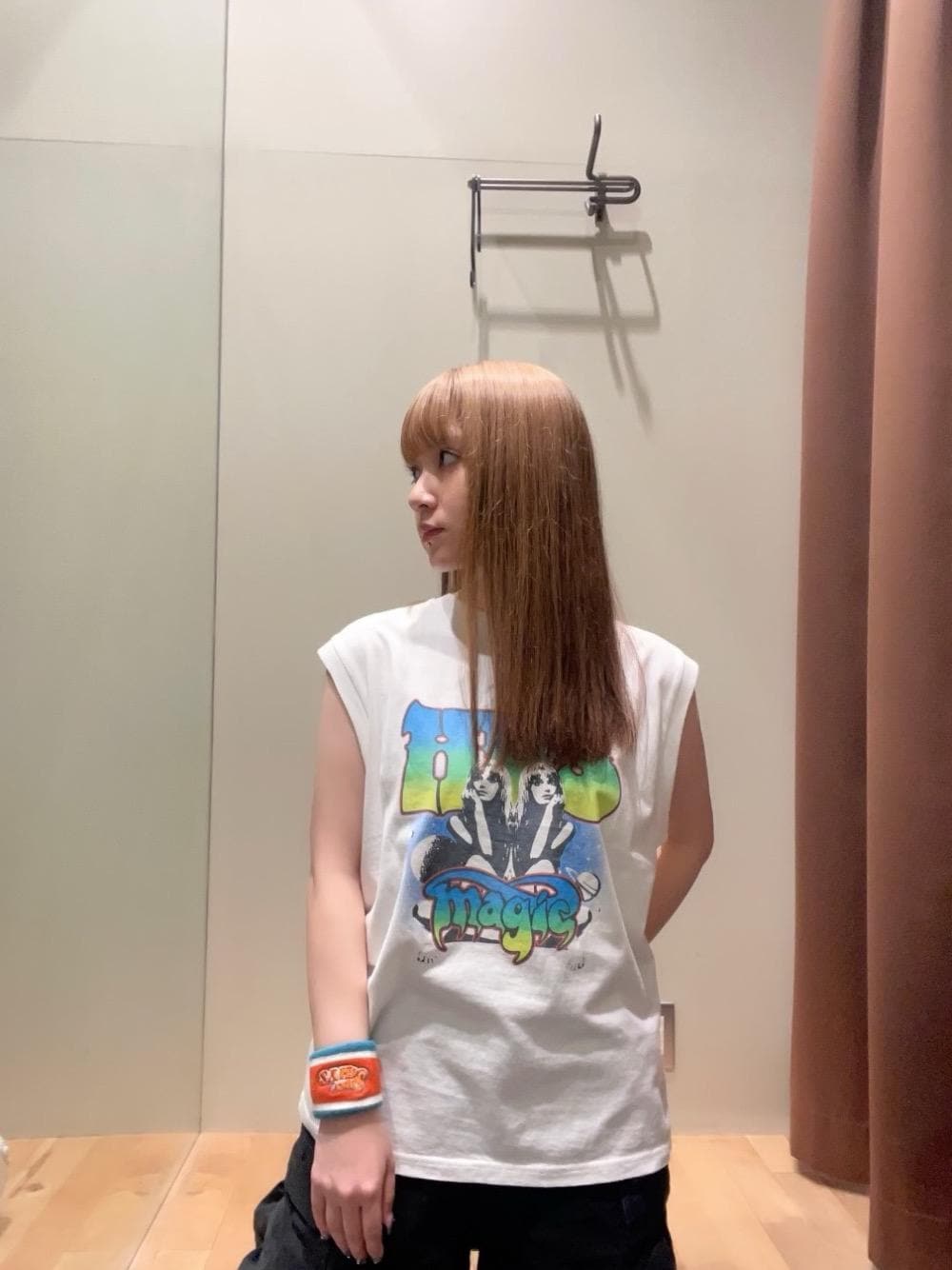 「アクセサリー、リストバンド、ヒステリックグラマー、hysteric glamour、夏コーデ、のーすりーぶ」｜「HYSTERIC GLAMOURのMAJOR WORLD TOUR ノースリーブTシャツ（その他トップス、ホワイト系）」を使った、ヵさん（レディース・155cm）の夏コーディネートの1枚目の写真