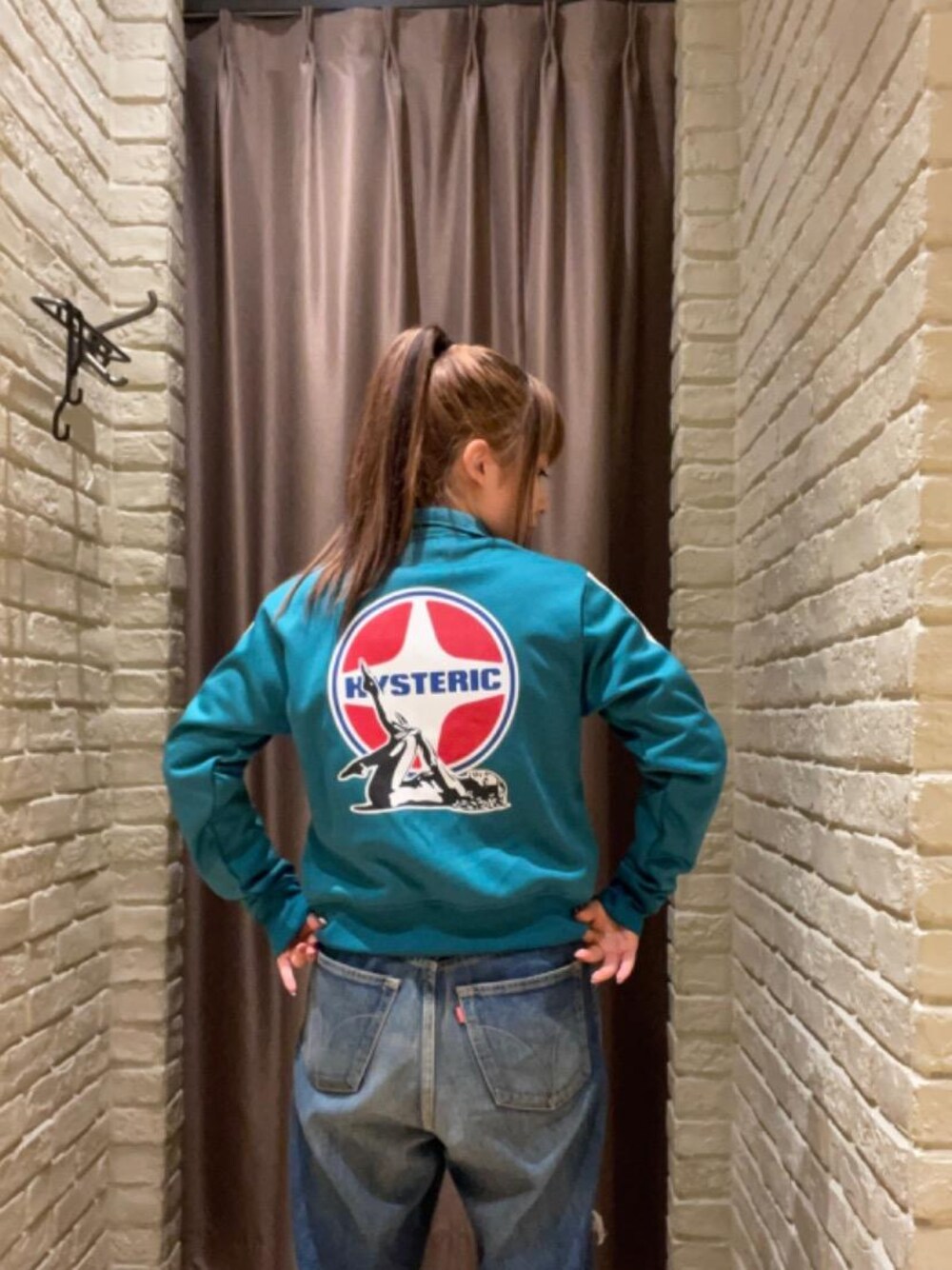 「トラックジャケット、ヒステリックグラマー、でにむ、hysteric glamour、ばっぐ」｜「HYSTERIC GLAMOURのKC加工 ワイドデニムパンツ（デニムパンツ、ブルー系）」を使った、ヵさん（レディース・155cm）の秋コーディネートの1枚目の写真