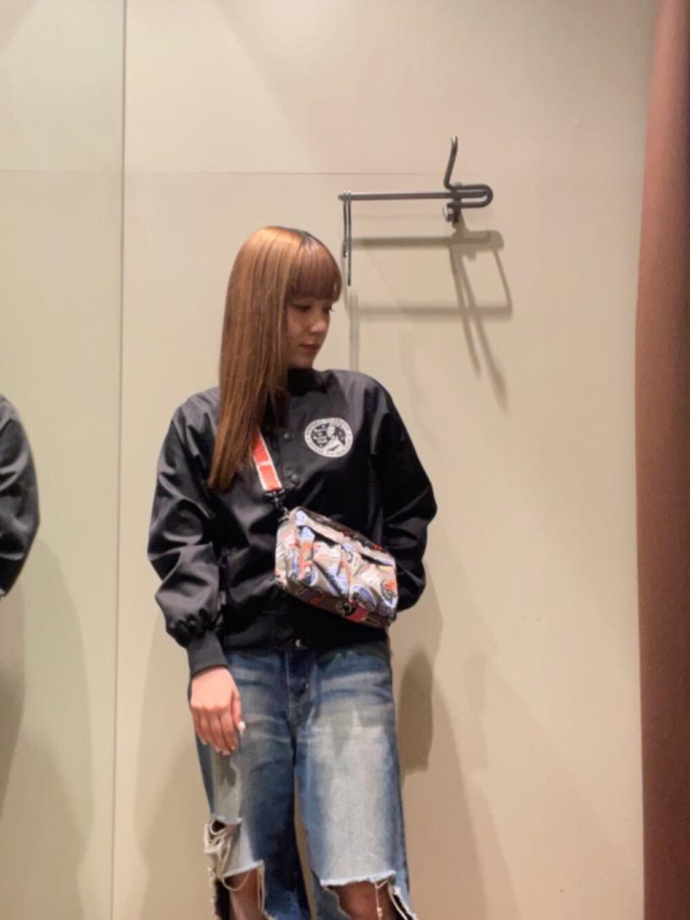 「スタジャン、総柄、ポーター、ポーチ、ライトアウター、バックプリント、ヒステリックグラマー、hysteric glamour、🐼コラボ、ばっぐ」｜「HYSTERIC GLAMOURのロゴジャガード ショルダーストラップ（ショルダーバッグ、ホワイト系）」を使った、ヵさん（レディース・155cm）の秋コーディネートの1枚目の写真