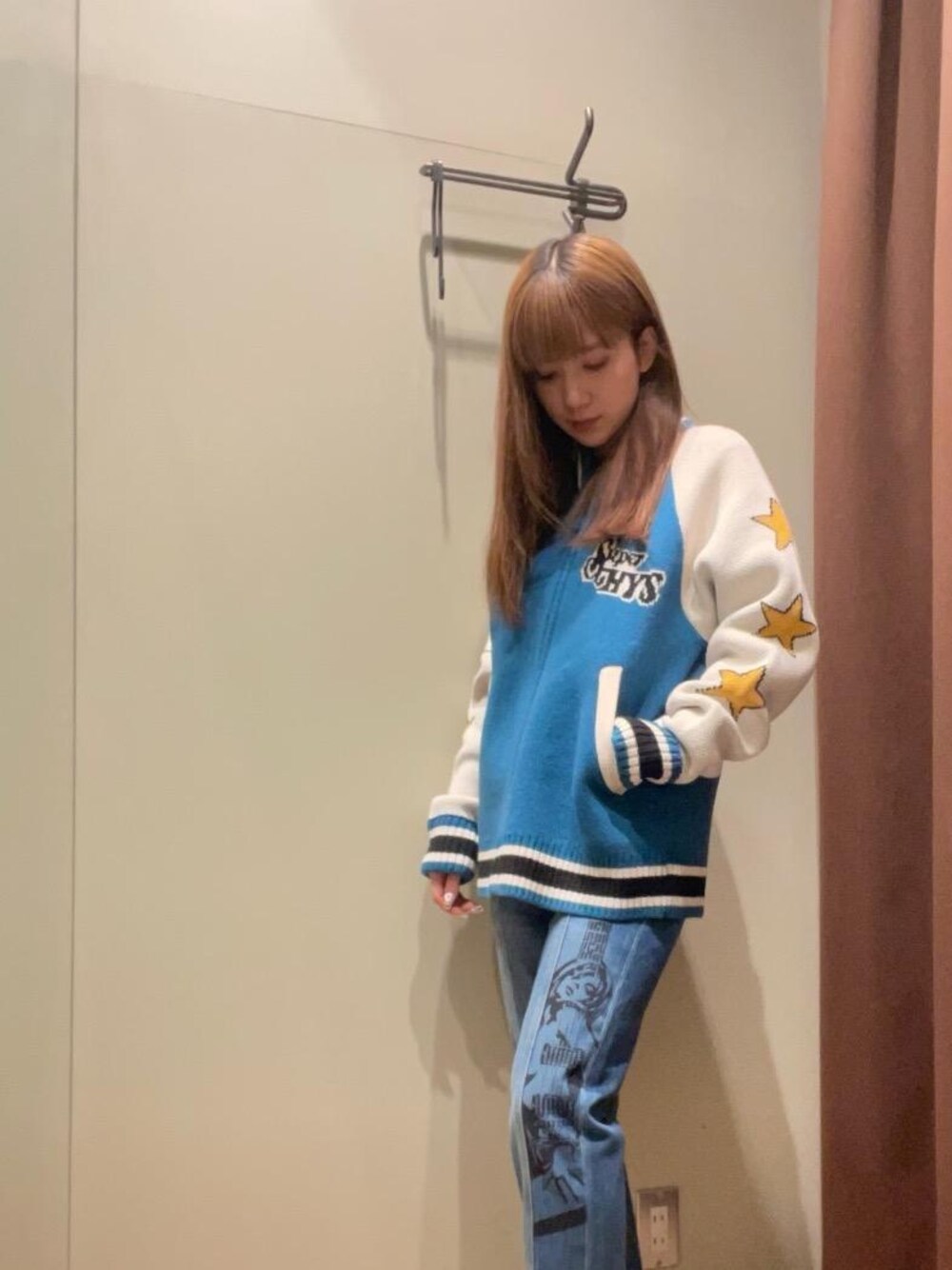 「ジャケット、ヒステリックグラマー、でにむ、hysteric glamour、秋こーで」｜「HYSTERIC GLAMOURのGUITAR GIRL センタースリットデニムパンツ（デニムパンツ、ブルー系）」を使った、ヵさん（レディース・155cm）の秋コーディネートの1枚目の写真