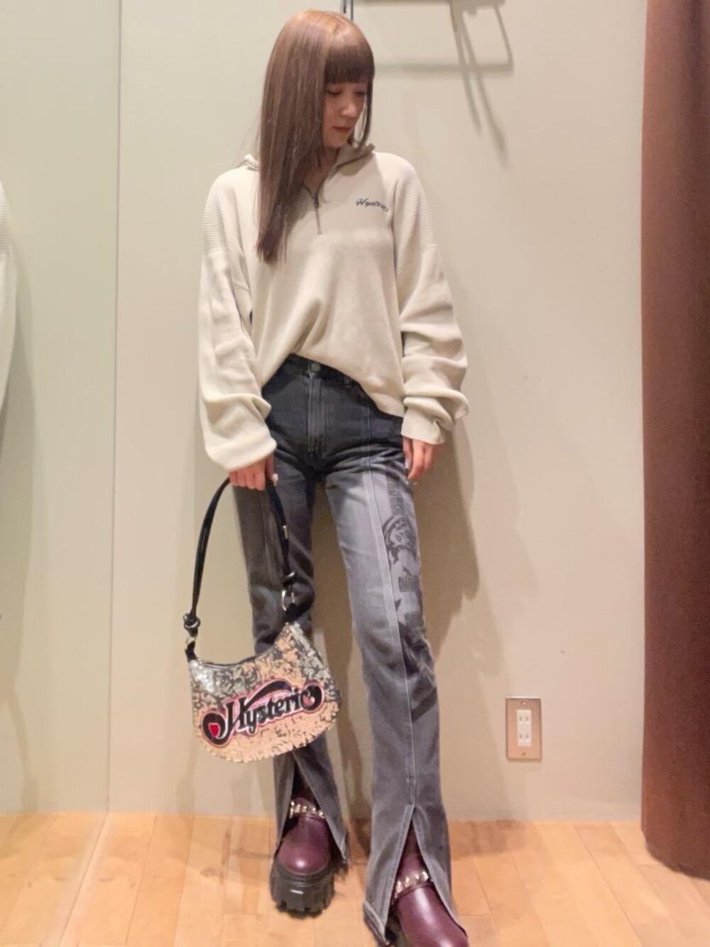 「プルオーバー、ヒステリックグラマー、でにむ、hysteric glamour、秋こーで、ブーツ　、ばっぐ」｜「HYSTERIC GLAMOURのGUITAR GIRL センタースリットデニムパンツ（デニムパンツ、ブラック系）」を使った、ヵさん（レディース・155cm）の秋コーディネートの1枚目の写真