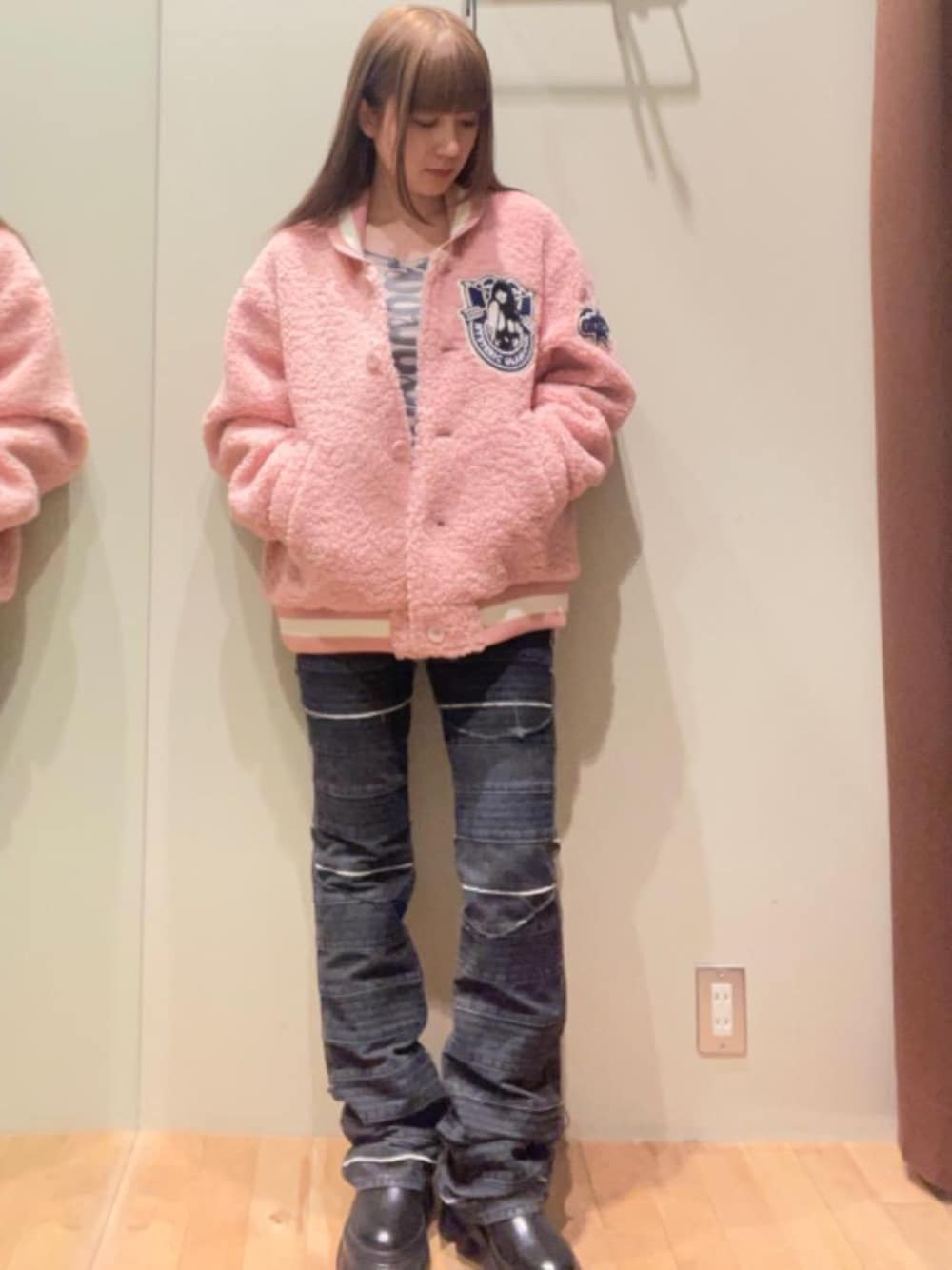 「スタジャン、フレアパンツ、ヒステリックグラマー、でにむ、hysteric glamour、Ｔシャツ、秋こーで」｜「HYSTERIC GLAMOURのスクラッチフレアデニムパンツ（デニムパンツ、ブラック系）」を使った、ヵさん（レディース・155cm）の秋コーディネートの1枚目の写真