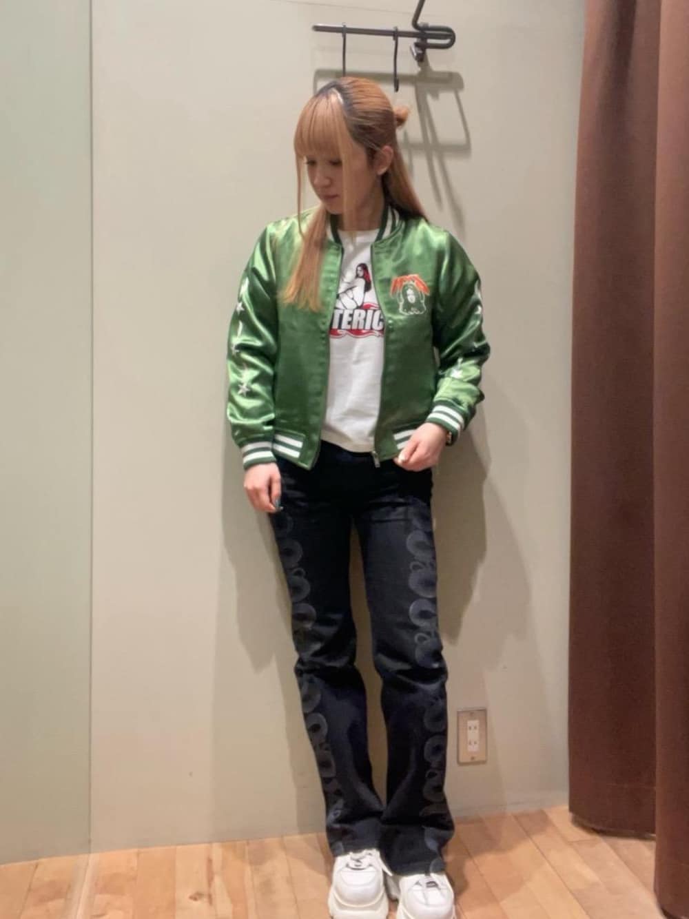 「スカジャン、フレアパンツ、ライトアウター、ヒステリックグラマー、でにむ、hysteric glamour、ロンT　　」｜「HYSTERIC GLAMOURのSNAKE LOOP デニムフレアパンツ（デニムパンツ、ブラック系）」を使った、ヵさん（レディース・155cm）の冬コーディネートの1枚目の写真