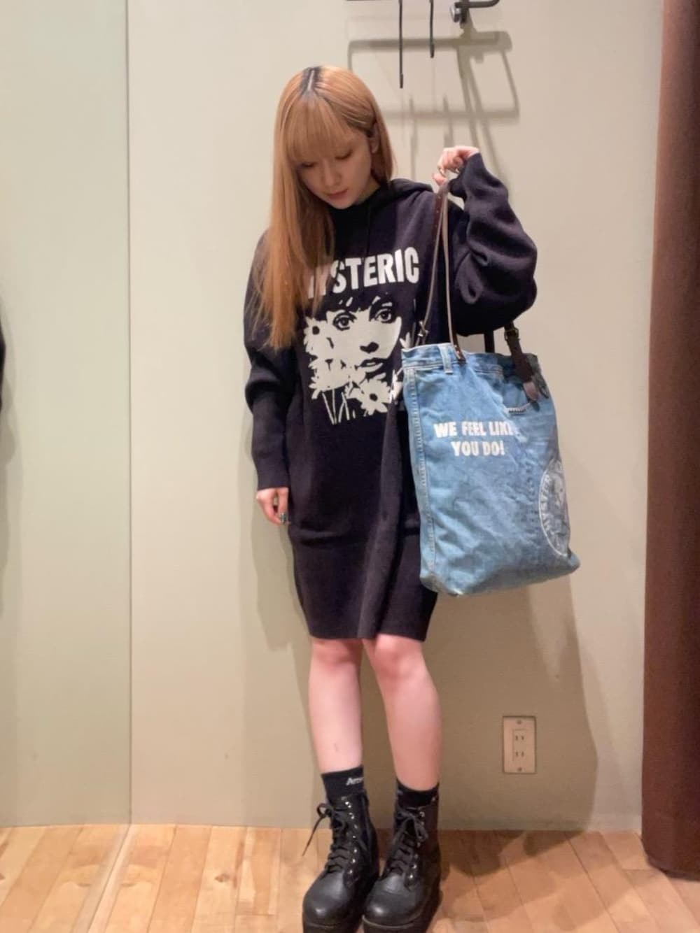 「ヒステリックグラマー、でにむ、hysteric glamour、ばっぐ、ワンピ―ス」｜「HYSTERIC GLAMOURのMAKE ME SMILE デニムトートバッグ（トートバッグ、ブルー系）」を使った、ヵさん（レディース・155cm）の冬コーディネートの1枚目の写真