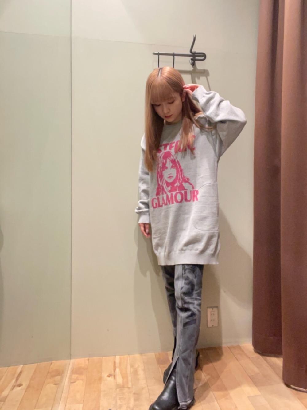 「ヒステリックグラマー、でにむ、hysteric glamour、にっと、ワンピ―ス」｜「HYSTERIC GLAMOURのGUITAR GIRL センタースリットデニムパンツ（デニムパンツ、ブラック系）」を使った、ヵさん（レディース・155cm）の冬コーディネートの1枚目の写真