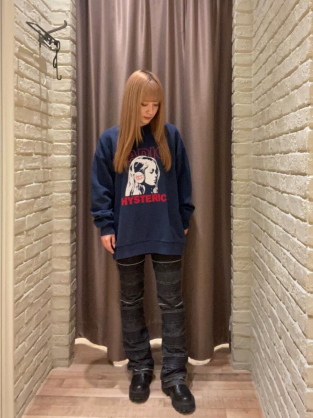 「フレアパンツ、ヒステリックグラマー、でにむ、hysteric glamour、🦊スウェット、ワンピ―ス」｜「HYSTERIC GLAMOURのスクラッチフレアデニムパンツ（デニムパンツ、ブラック系）」を使った、ヵさん（レディース・155cm）の冬コーディネートの1枚目の写真