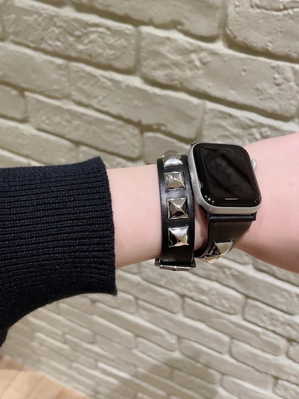 「レザー、アクセサリー、バンド、ヒステリックグラマー、hysteric glamour、Applewatch」｜「HYSTERIC GLAMOURのSTUDS AppleWatchバンド（デジタル腕時計、ブラック系）」を使った、ヵさん（レディース・155cm）の冬コーディネートの1枚目の写真