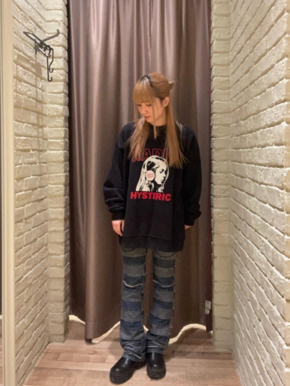 「フレアパンツ、ヒステリックグラマー、でにむ、hysteric glamour、🦊スウェット」｜「HYSTERIC GLAMOURのスクラッチフレアデニムパンツ（デニムパンツ、ブルー系）」を使った、ヵさん（レディース・155cm）の春コーディネートの1枚目の写真