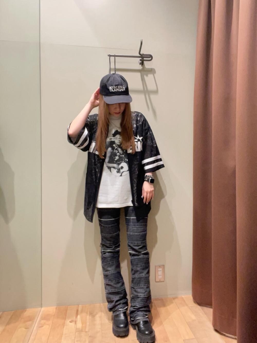 「デニム、キャップ、Tシャツ、ストリート、フレアパンツ、ヒステリックグラマー、HYSTERIC GLAMOUR、シャツ 」｜「HYSTERIC GLAMOURのスクラッチフレアデニムパンツ（デニムパンツ、ブラック系）」を使った、ヵさん（レディース・155cm）の春コーディネートの1枚目の写真