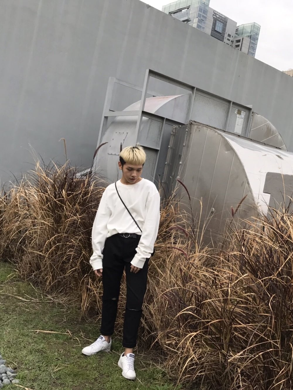 「adidasのアイテム（シューズ、ホワイト系）」を使った、香腸さん（メンズ・165cm）の春コーディネートの1枚目の写真