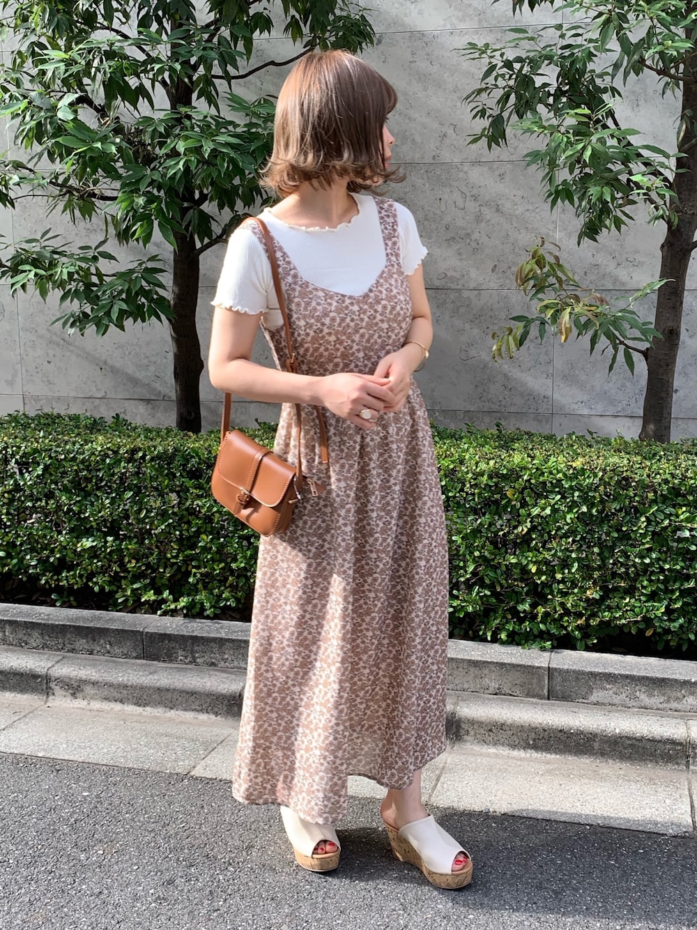 「おしゃれさんと繋がりたい、大人かわいい、プチプラコーデ、ワンピース、バックリボン、サンダル、ナチュラル、ロングワンピース、ショートヘア」｜「sangoの花バックリボンワンピース（ワンピース、ホワイト系）」を使った、ちゃきさん（レディース・158cm）の夏コーディネートの1枚目の写真