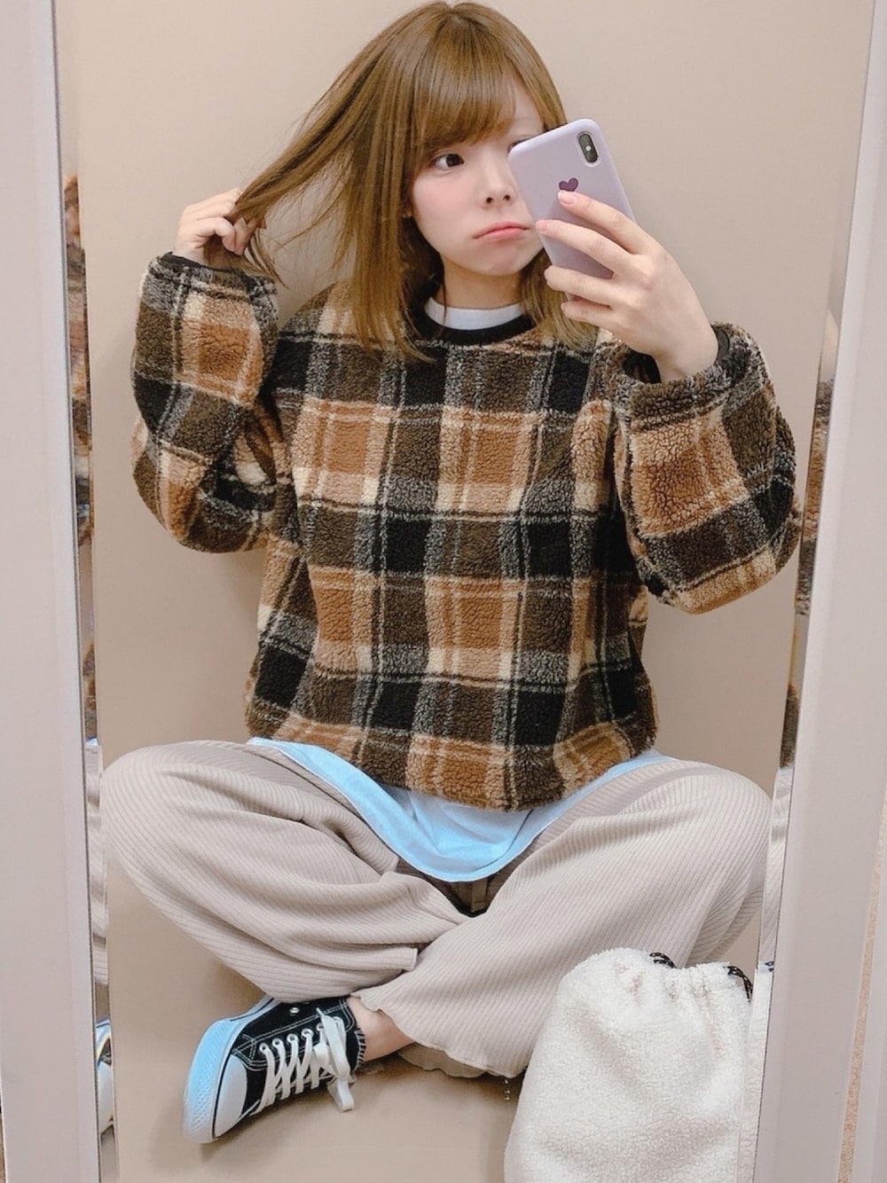 ブラウン系のその他トップス、ホワイト系のTシャツ/カットソー、ベージュ系のその他パンツを着用したレディースの秋コーディネートの1枚目の写真