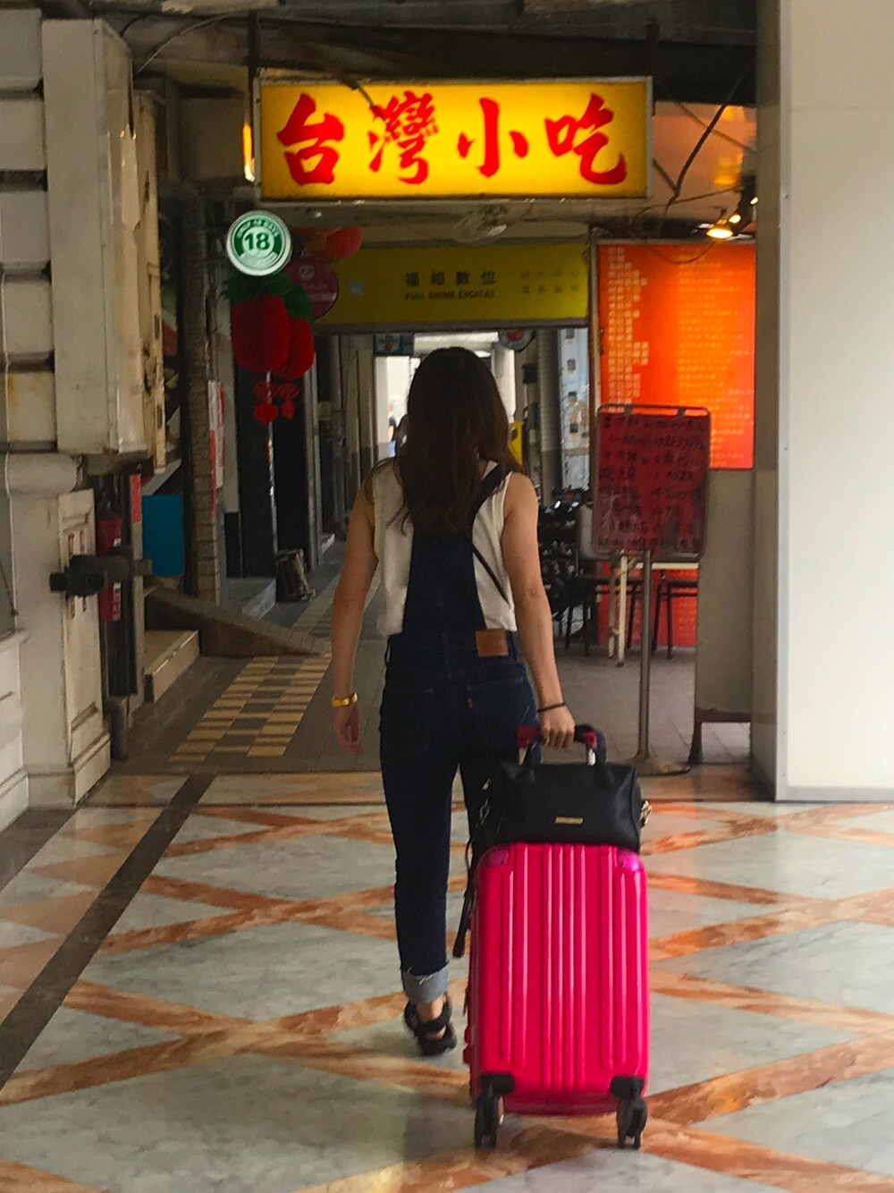 「旅行、旅行コーデ、台湾、Levi's、TOMMY HILFIGER、teva」｜「Levi'sのアイテム（つなぎ/オールインワン、ブルー系）」を使った、おさるさん（レディース・153cm）の秋コーディネートの1枚目の写真