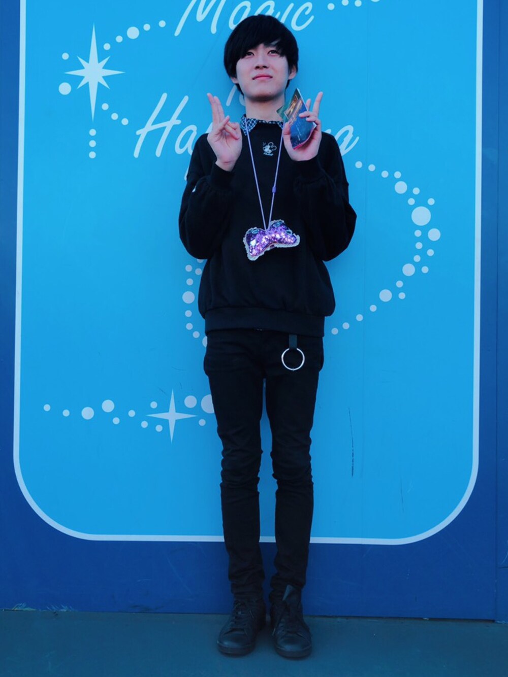 ブラック系のパンツ、ブラック系のスウェット、ブラック系のスニーカーを着用したメンズの冬コーディネートの1枚目の写真