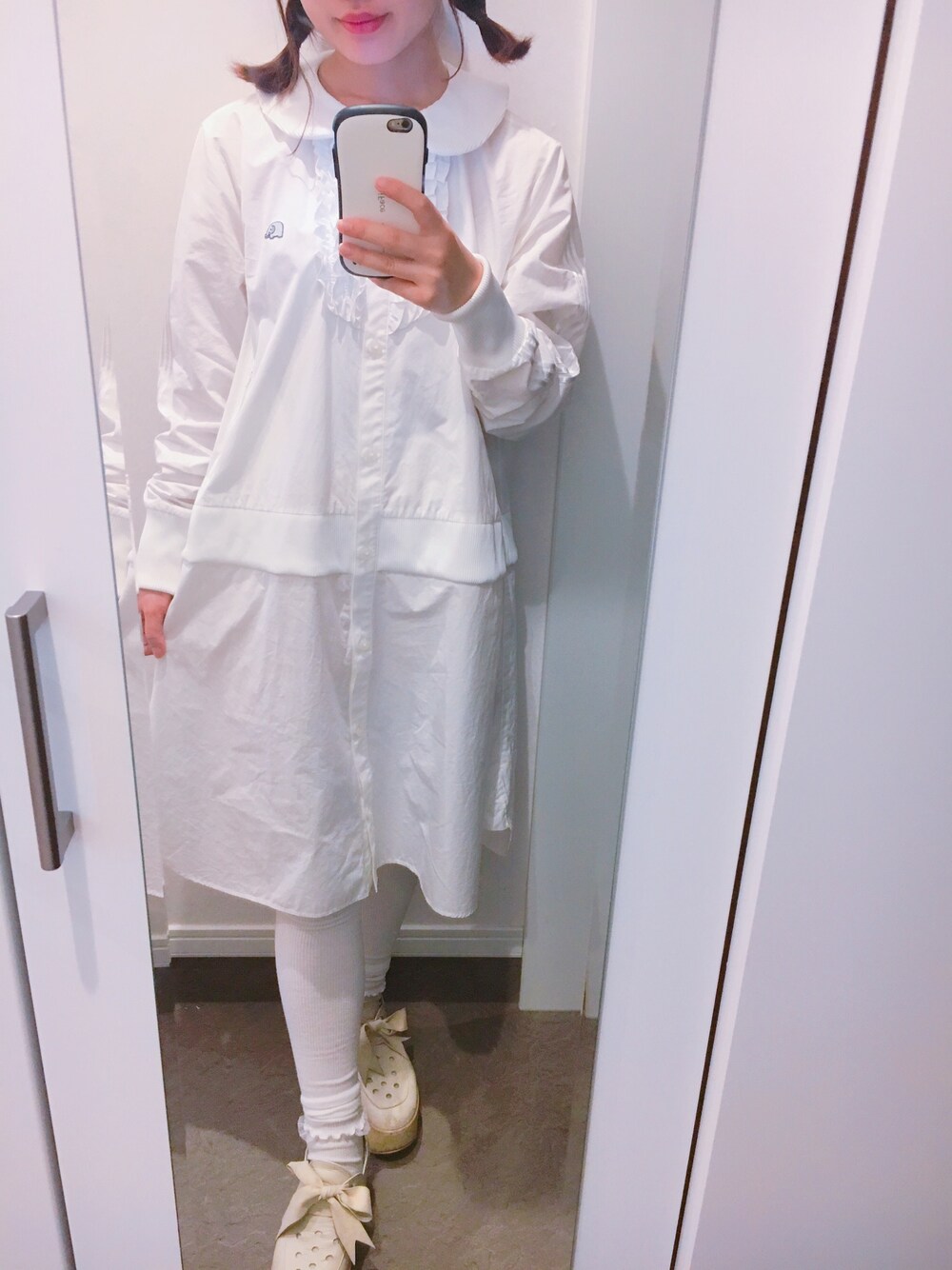「keisuke kandaのジャージ・ミーツ・シャツワンピース(白)¥35,640（シャツワンピース、ホワイト系）」を使った、€さん（レディース・155cm）の秋コーディネートの1枚目の写真