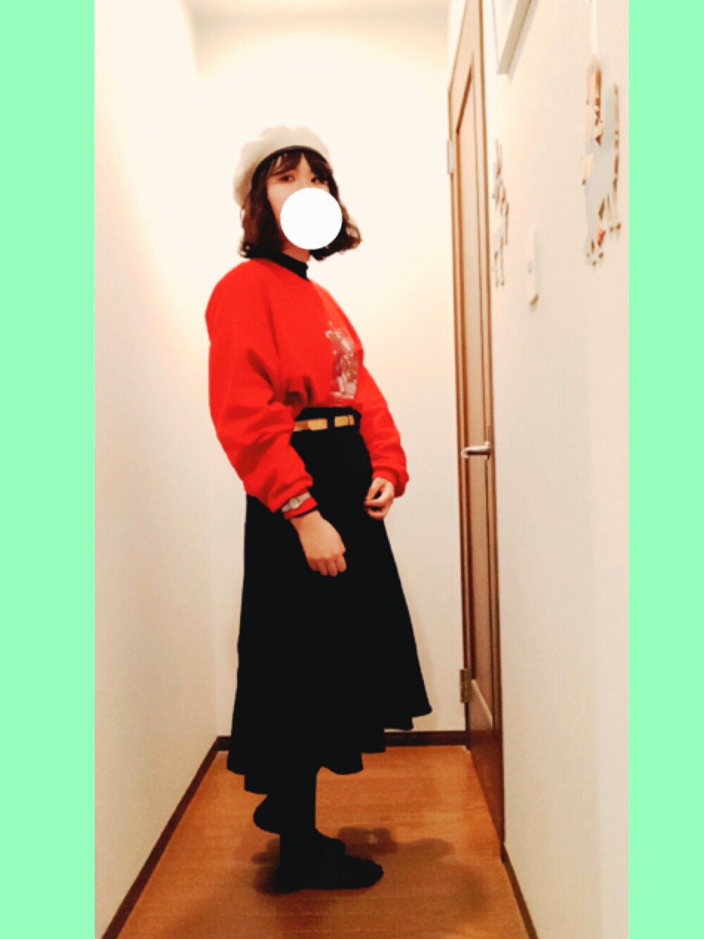 レッド系のスウェット、ブルー系のスカート、ブラック系のTシャツ/カットソーを着用したレディースの冬コーディネートの1枚目の写真