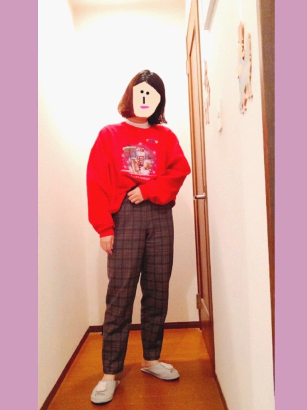 レッド系のスウェット、グリーン系のパンツを着用したレディースの春コーディネートの1枚目の写真
