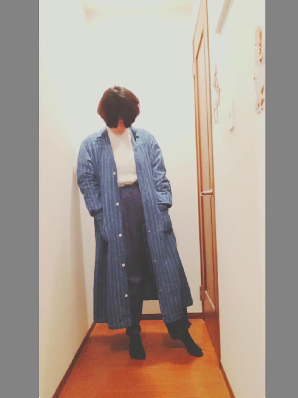 ブルー系のシャツ/ブラウス、ホワイト系のシャツ/ブラウス、ブルー系のパンツを着用したレディースの冬コーディネートの1枚目の写真