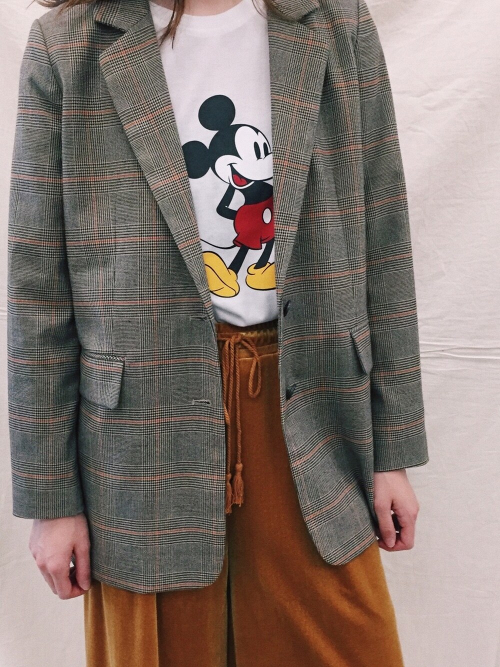「ローリーズファーム(LOWRYS FARM)、ジャケット、テーラードジャケット、チェック、Tシャツ、ミッキー、ワイドパンツ、ベロアパンツ、ベロア、カジュアル」｜「LOWRYS FARMの★一部店舗&WEB限定★ＬＦミッキーＴ／ＳＳ　764448 （Tシャツ/カットソー、ホワイト系）」を使った、井守英恵さん（レディース・167cm）の秋コーディネートの1枚目の写真