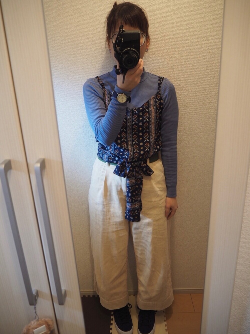 「青、ワイドパンツ白、スニーカー、UNIQLO、wcloset、adidas、ZOFF、くつしたニスト、チビコーデ」｜「UNIQLOのリブハイネックT（長袖）（Tシャツ/カットソー、ブルー系）」を使った、くろさん（レディース・153cm）の冬コーディネートの1枚目の写真