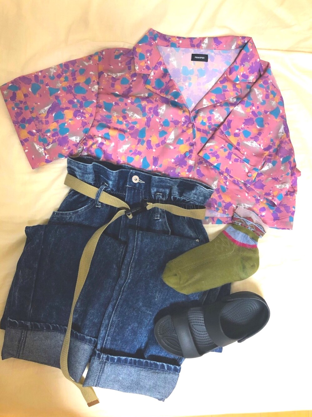 「FIG&VIPER、one after another NICE CLAUP、ORiental TRaffic(ORiental TRaffic)、柄シャツ、デニム、サンダル、サンダルに靴下、くつしたニスト、チビーズ✳︎」｜「FIG&VIPERのオリジナル総柄ショートシャツ（シャツ/ブラウス、ピンク系）」を使った、くろさん（レディース・153cm）の夏コーディネートの1枚目の写真