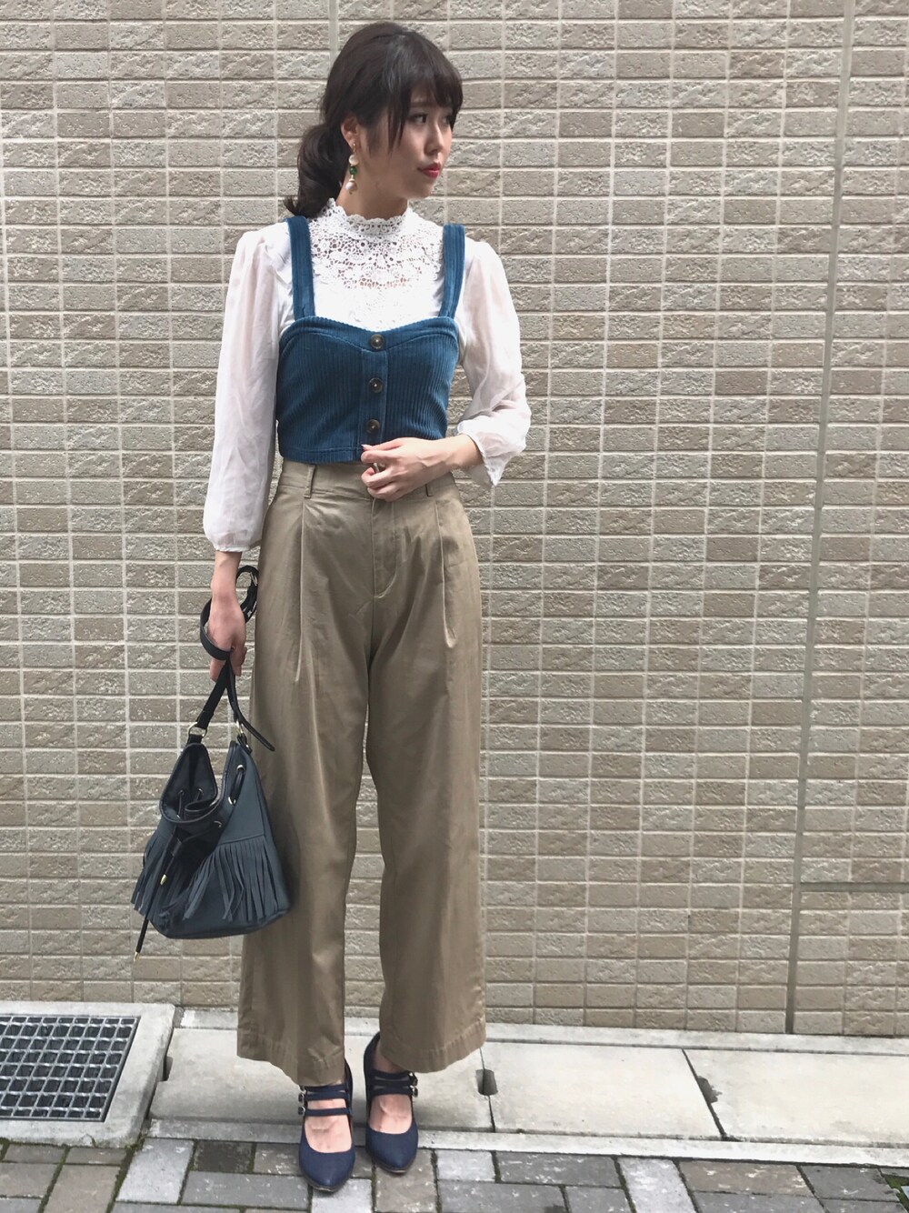「UR20th_SOP、レーストップス、コーデュロイ、ビスチェ、ハイウエスト、チノパン、ワイドパンツ、秋コーデ、H&M、UNIQLO」｜「H&Mのアイテム（トップス、ホワイト系）」を使った、MARIさん（レディース・165cm）の秋コーディネートの1枚目の写真