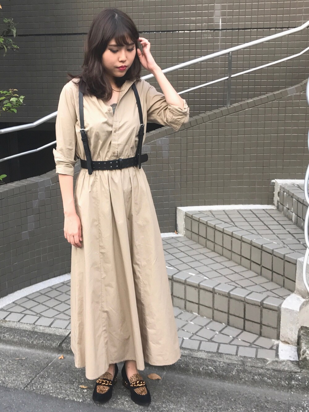 ベージュ系のワンピース、グリーン系のTシャツ/カットソー、ブラック系のローファーを着用したレディースの秋コーディネートの1枚目の写真