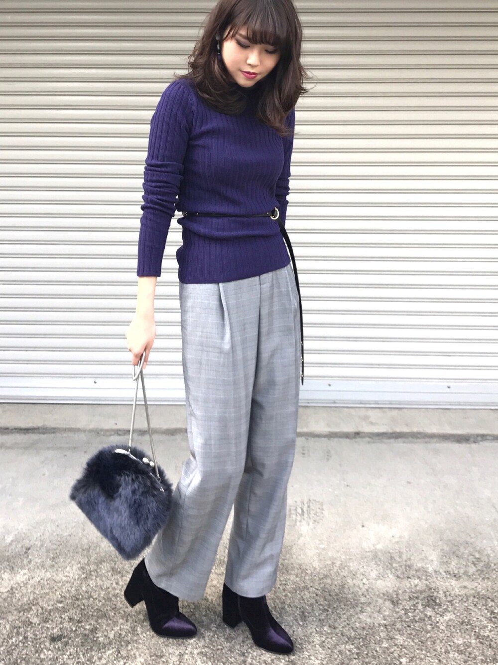 パープル系のニット/セーター、グレー系のスラックス、ブルー系のバッグを着用したレディースの秋コーディネートの1枚目の写真