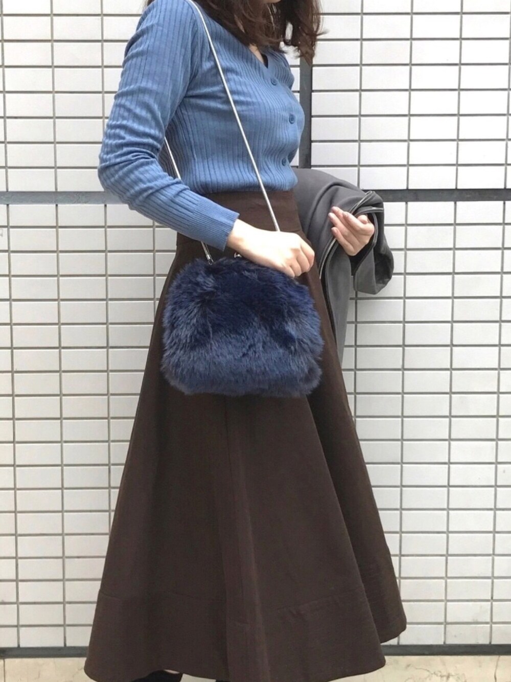 「ライダース、リブニット、ニットカーディガン、ミモレ丈スカート、フレアスカート、ファー小物、ファーバッグ、ブルー×ブラウン、秋コーデ、GU」｜「ZARAのフェイクファーショルダーバッグ（バッグ、ブルー系）」を使った、MARIさん（レディース・165cm）の秋コーディネートの1枚目の写真