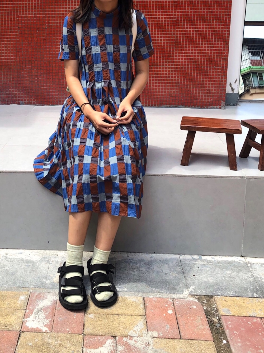 「ootd、夏、街头搭配、休闲、通勤穿搭」｜「Bershkaのアイテム（サンダル、ブラック系）」を使った、Choeyさん（レディース・161cm）の秋コーディネートの1枚目の写真
