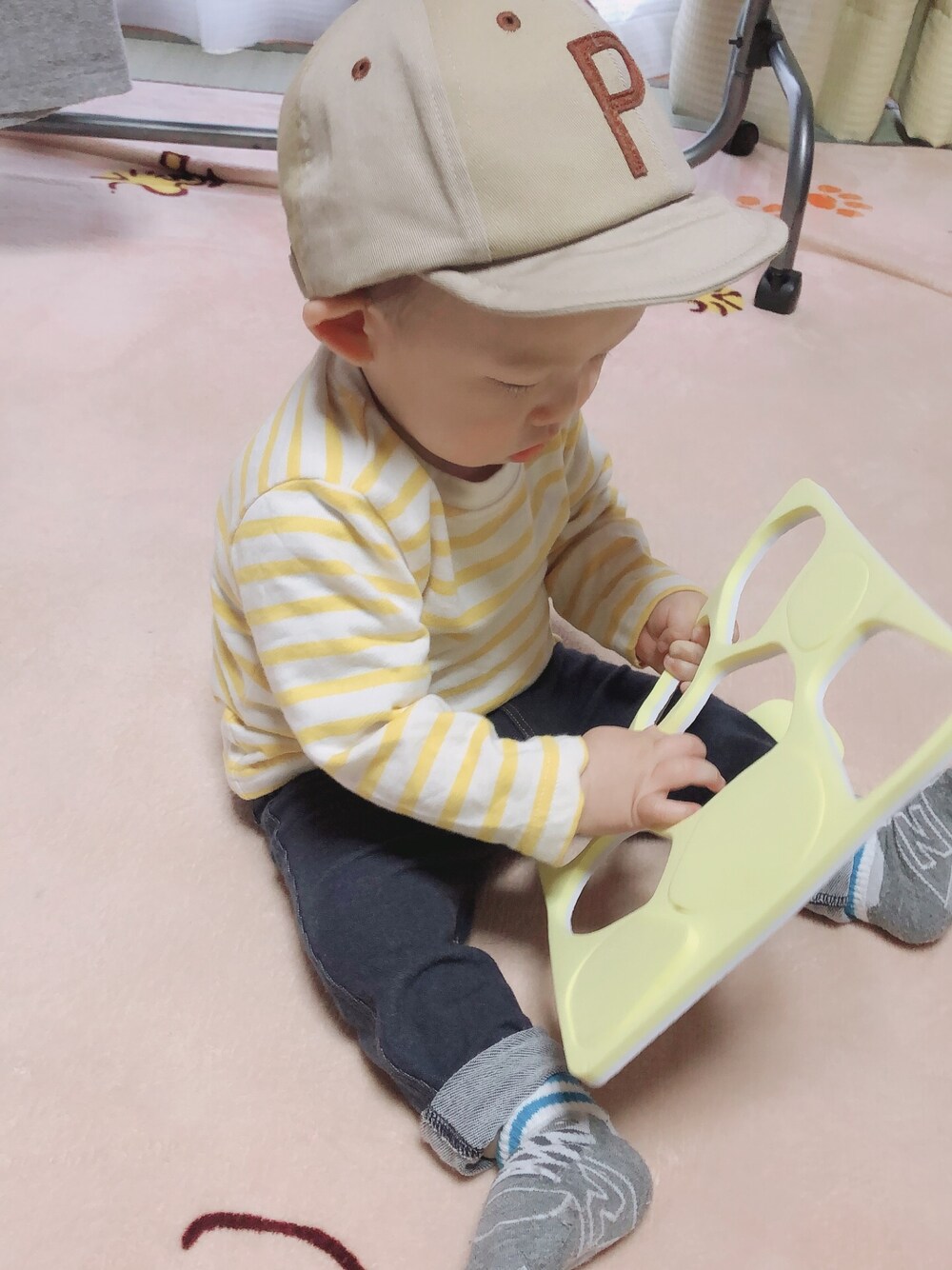 「キッズコーデ、ベビーコーデ、赤ちゃん、赤ちゃんコーデ、男の子、男の子コーデ、プチプラ、キャップ、シンプル、カジュアルコーデ」｜「赤ちゃん本舗のアイテム（トップス、イエロー系）」を使った、ritoさん（キッズ・80cm）の春コーディネートの1枚目の写真