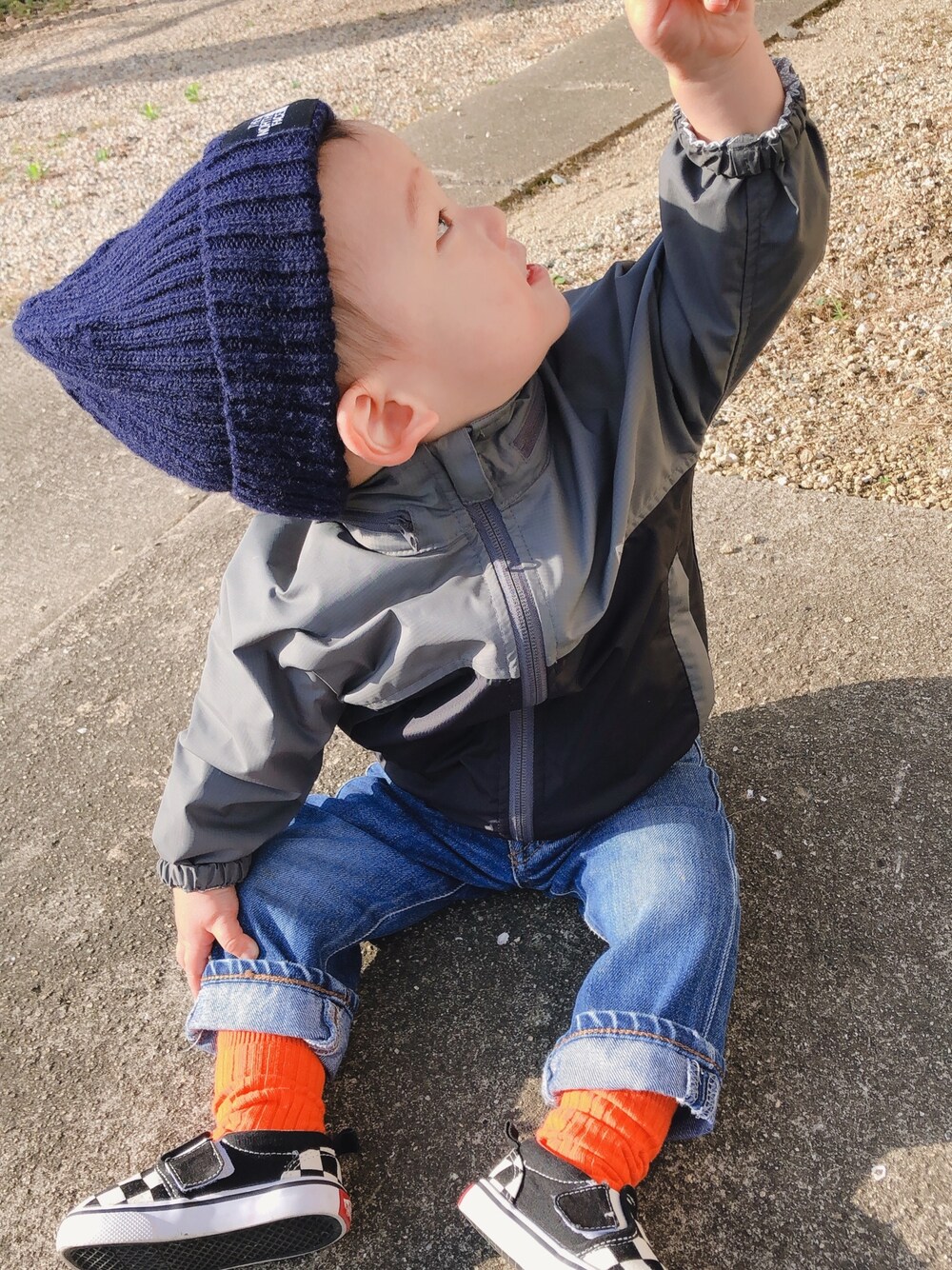 「ナイロンジャケット、ニット帽、古着、キッズコーデ、おとこのこ、男の子コーデ、秋コーデ、VANS、1歳」｜「BREEZEのアイテム（ナイロンジャケット、グレー系）」を使った、ritoさん（キッズ・80cm）の秋コーディネートの1枚目の写真