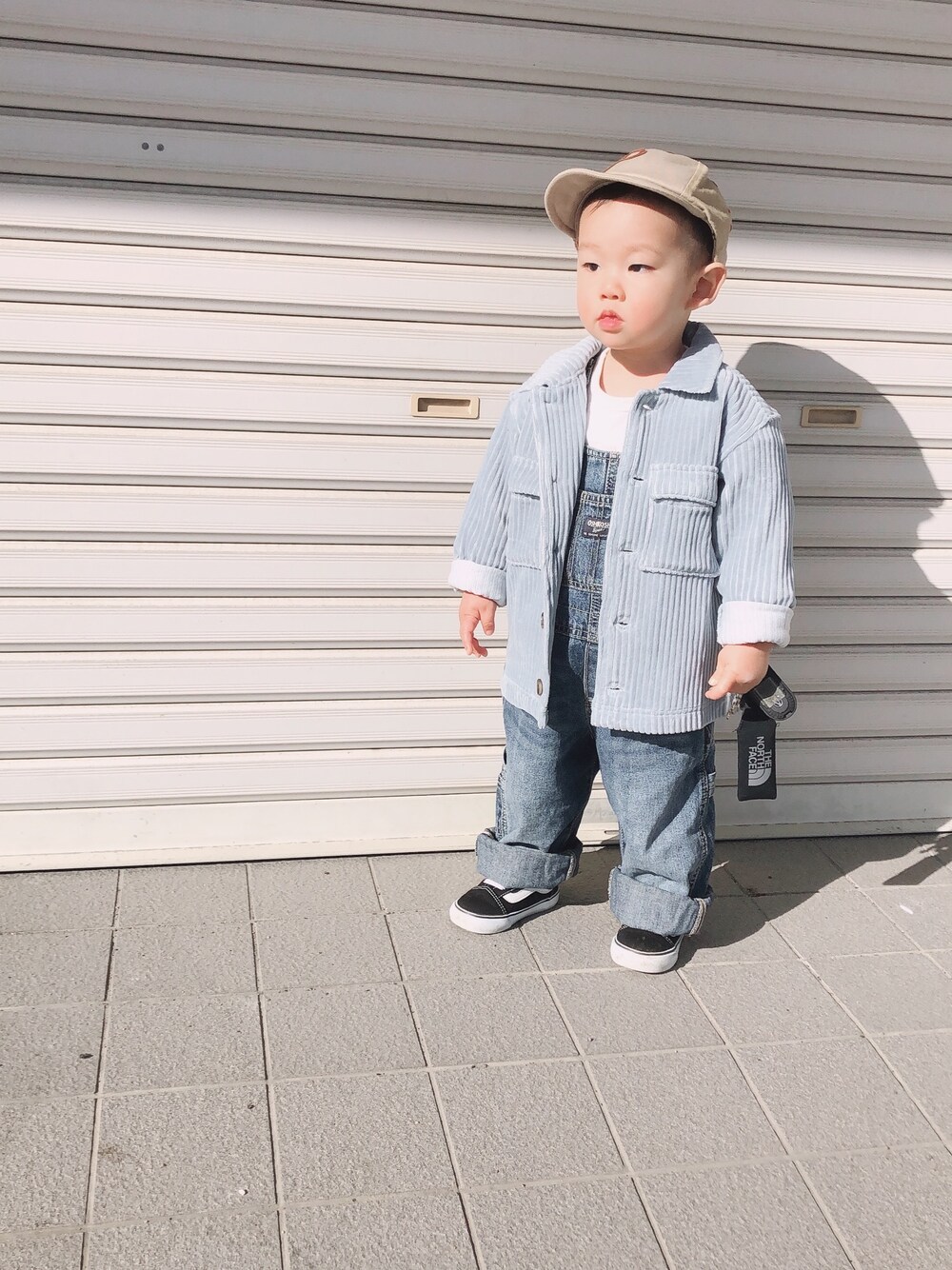 「春コーデ、キッズファッション、男の子、プチプラコーデ、2歳、キャップ、オーバーオール、おとこのこ、むすこーで、春アウター」｜「petit mainのカットコールシャツジャケット（デニムジャケット、ブルー系）」を使った、ritoさん（キッズ・90cm）の冬コーディネートの1枚目の写真