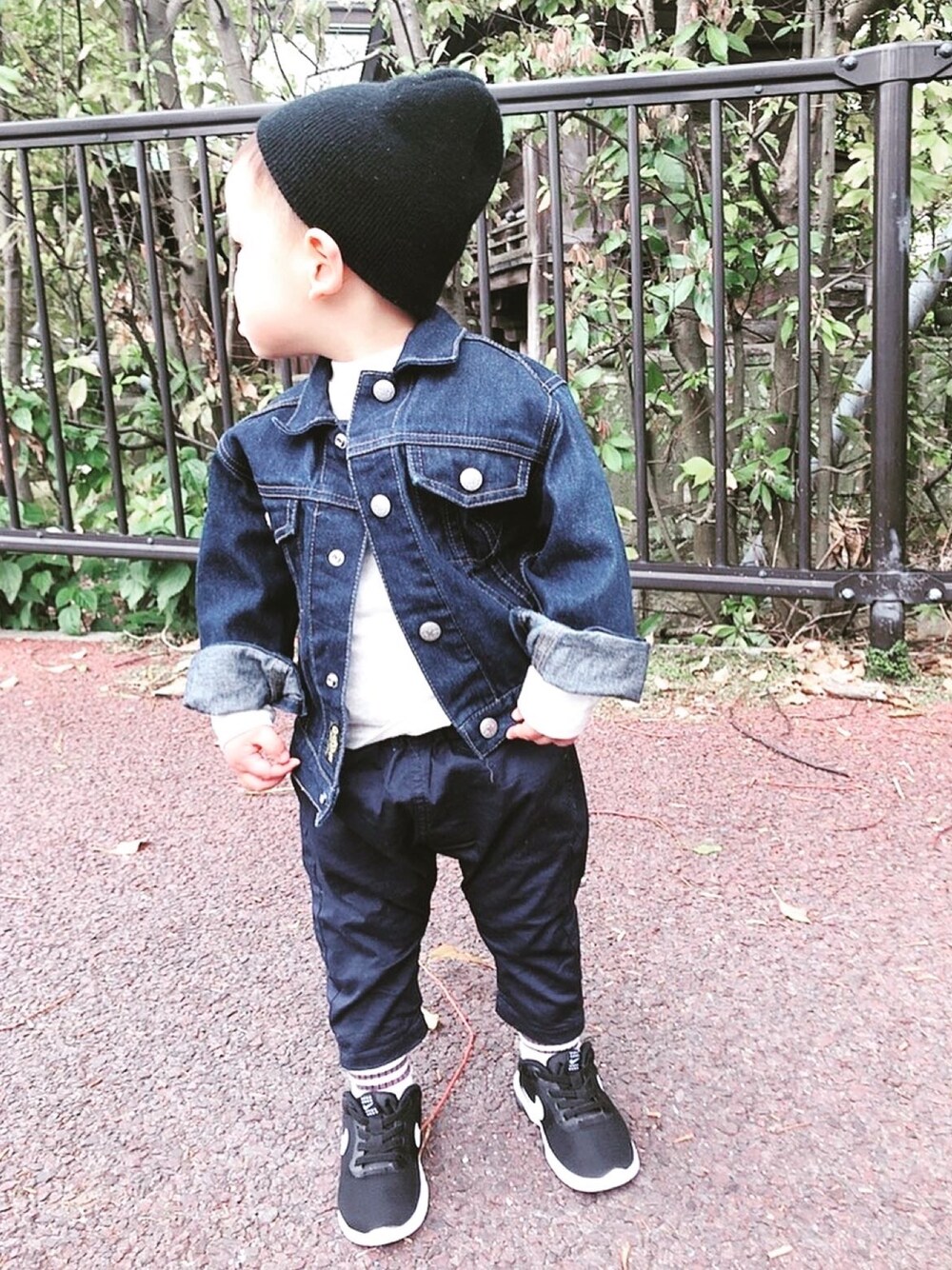 「OSHKOSH、デニムジャケット、デニム、春コーデ、kids、むすこーで、2歳、NIKE、男の子コーデ、キッズファッション」｜「OSHKOSHのアイテム（デニムジャケット、ブルー系）」を使った、ritoさん（キッズ・90cm）の春コーディネートの1枚目の写真