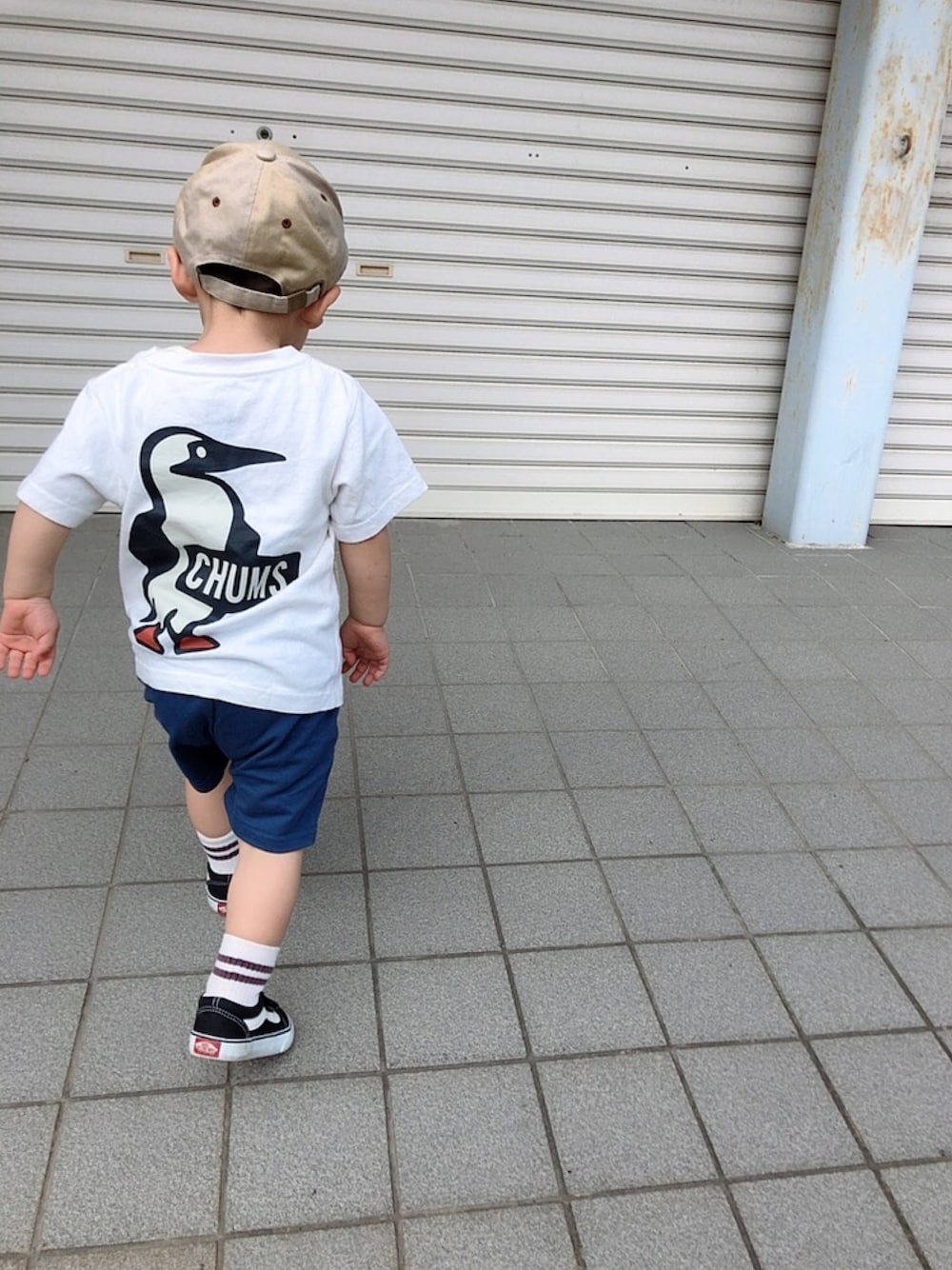 「キッズコーデ、おとこのこ、kids、おしゃれさんと繋がりたい、ストリート、ラインソックス、ハーフパンツ、キャップ、ロゴT、おうちファッション」｜「CHUMSのアイテム（Tシャツ/カットソー、ホワイト系）」を使った、ritoさん（キッズ・90cm）の春コーディネートの1枚目の写真