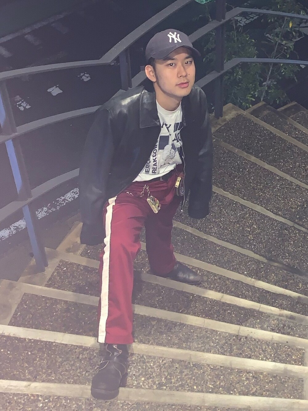 「春コーデ、シンプルコーデ、スニーカー、休日コーデ、古着、ビッグシルエット、ラインパンツ、タックイン、おしゃれさんと繋がりたい、いいね、save、フォローお願いします🤑」｜「Harley-Davidsonのアイテム（ブーツ、ブラック系）」を使った、Nosukeさん（メンズ・170cm）の春コーディネートの1枚目の写真